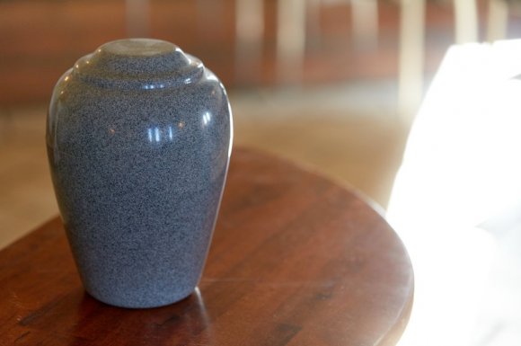 Vente de vases en porcelaine ou granit dans magasin d'articles funéraires à Entraigues-sur-la-Sorgue